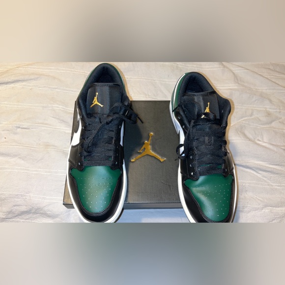 Bought in October - worn once for a wedding! Size 10.5...